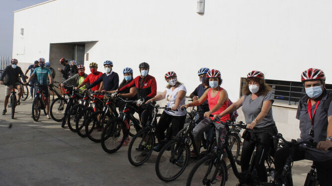 Ciclistas en El Granado durante la jornada de cicloturismo.