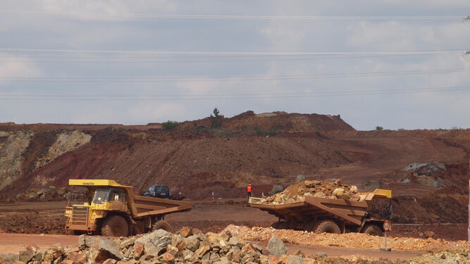 Dos camiones trabajan en la explotación minera de Atalaya en Riotinto.