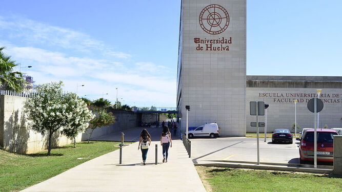 Estudiantes en el campus del Carmen de la UHU.