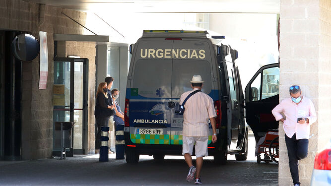 Una ambulancia, en la puerta de entrada al servicio de Urgencias del hospital Juan Ramón Jiménez en la jornada de ayer.