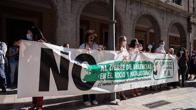 Protesta de los almonteños ante la Delegación de Salud, en la Gran Vía de Huelva, ayer.