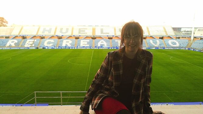 La escritora Desirée Acevedo en el estadio Nuevo Colombino.