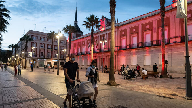 El Ayuntamiento de Huelva iluminado.