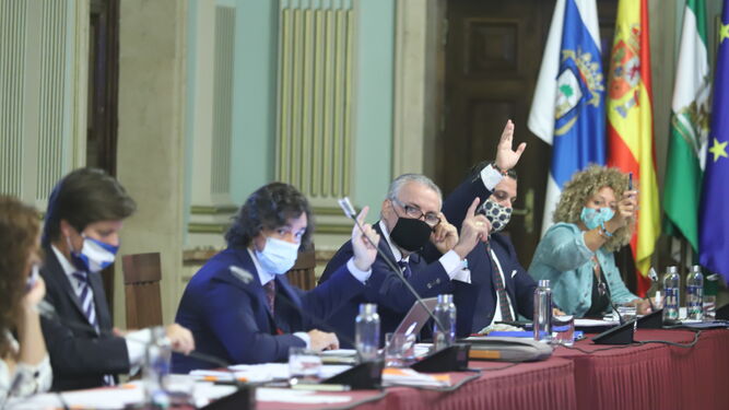 Las im&aacute;genes mas destacadas en el pleno del Ayuntamiento de Huelva