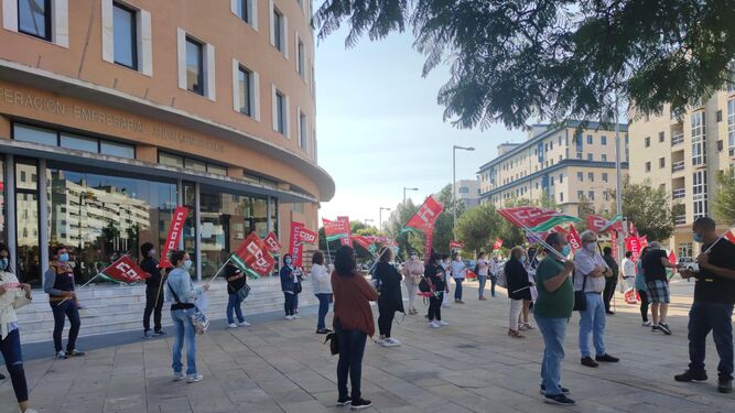 Protesta en la puerta de la Federación Onubense de Empresarios.
