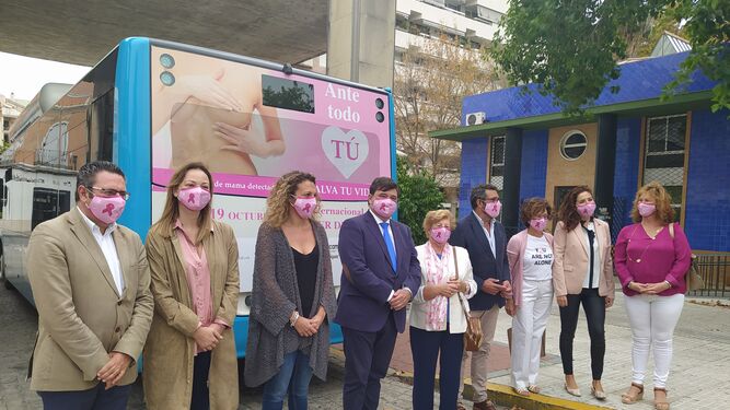 El alcalde de Huelva al frente de las autoridades en el acto de presentación de la campaña de concienciación y prevención del cáncer de mama.