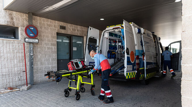 Un grupo de sanitarios prepara una ambulancia.