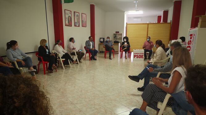 Representantes del PSOE durante la reunión convocada por el secretario general del PSOE en Huelva, Ignacio Caraballo.