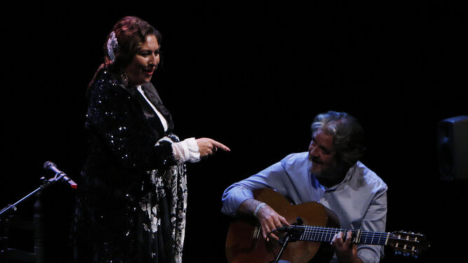 Estrella Morente y Rafael Riqueni, ayer, en el Lope de Vega sevillano.