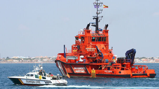 Embarcaciones de Salvamento Marítimo y la Guardia Civil en aguas onubenses.