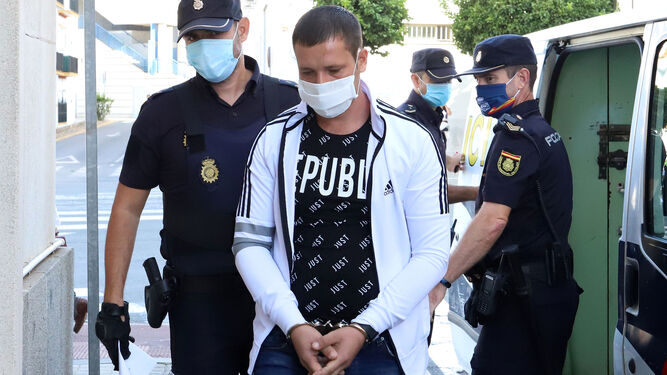 El acusado, a su llegada al Palacio de Justicia de Huelva el pasado 28 de septiembre, escoltado por la Policía.