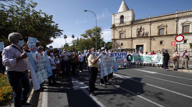 Los asistentes a la protesta llegaron a cortar durante unos minutos una de las avenidas que rodean el parlamento de Andalucía