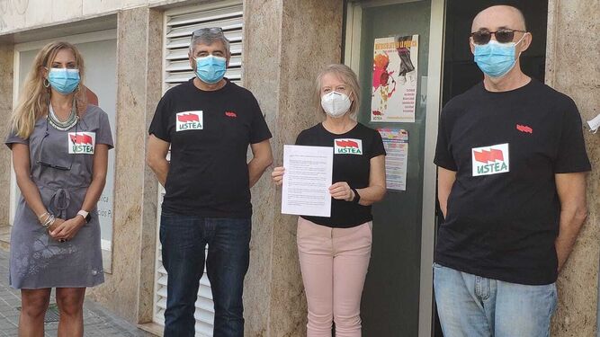 Miembros de Ustea con la denuncia presentada al fiscal jefe de Huelva.