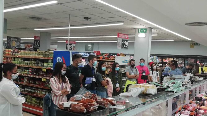 Visita formativa de los diez becados por el programa HEBE a uno de los supermercados de El Jamón.