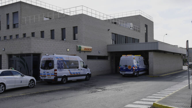 Ambulancias esperando en la zona de urgencias del Hospital Juan Ramón Jiménez.