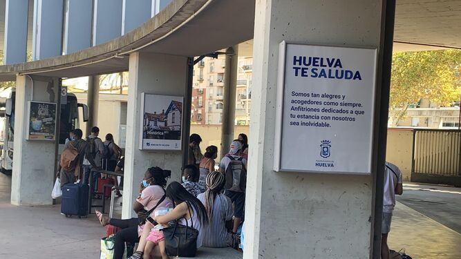 Imagen de la campaña ‘Huelva te Saluda’ en la estación de autobuses.