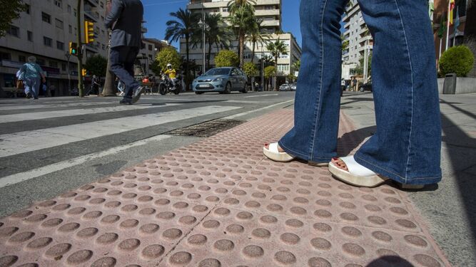 El Ayuntamiento facilita la movilidad de personas invidentes con este pavimento.