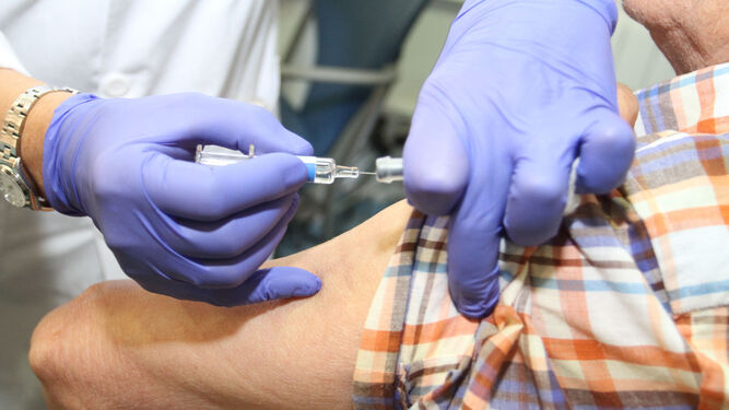 Vacunación de una persona en la campaña contra la gripe en Huelva.