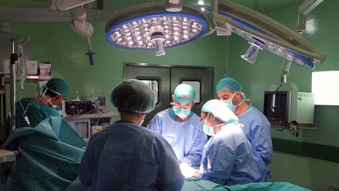Intervención quirúrgica sobre un tumor de mama en una paciente en Huelva.