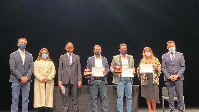 Imagen de los galardonados con los premios AJE en el teatro del Mar de Punta Umbría.