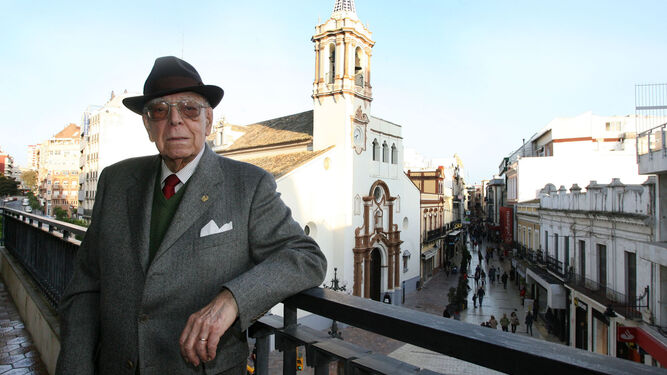 Manuel Silván de la Corte en el balcón de Huelva Información