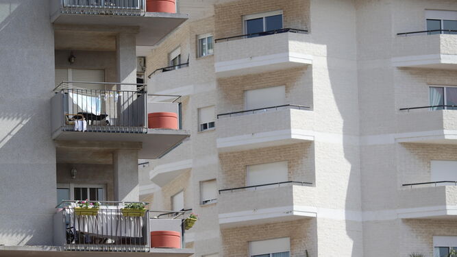 Balcones de viviendas de la capital onubense.