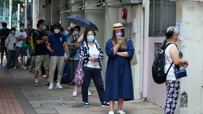 Un grupo de personas espera su turno para someterse a una prueba de coronavirus en Hong Kong