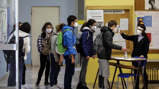 Estudiantes se somenten a un control de temperatura a la entrada del instituto Alessandro Volta, ayer en Milán.