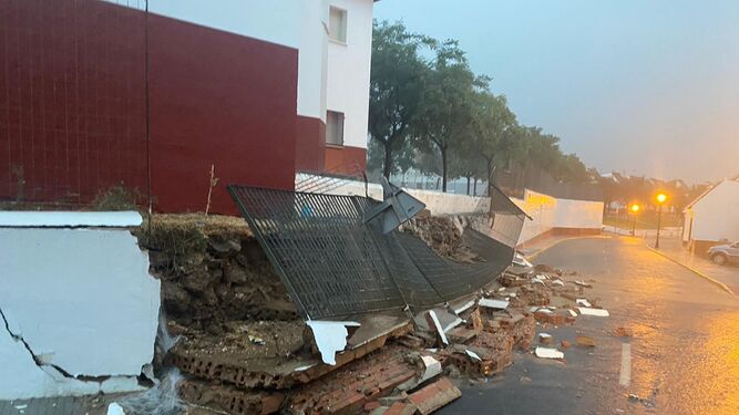 El muro caído del colegio San Matías de Villanueva de los Castillejos.