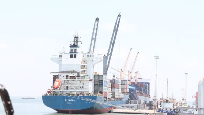 El buque 'EM Hydra' operará la ruta de Maersk en el Puerto de Huelva.