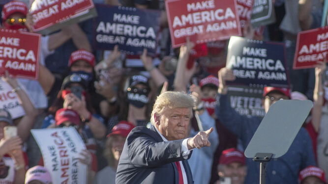 El presidente de EEUU, Donald Trump, gesticula ante sus seguidores en un acto el lunes en Tucson, Arizona.