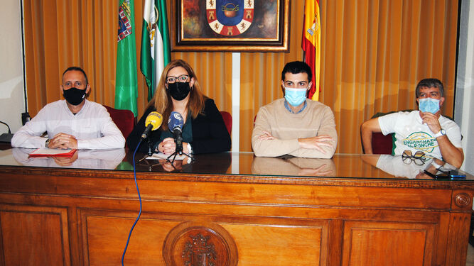 Emilio Domínguez, Syra Senra, Carlos Vélez y Juan Manuel Macías, en la rueda de prensa sobre la renuncia de ambos concejales.