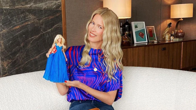Claudia Schiffer con su propia versión de Barbie.