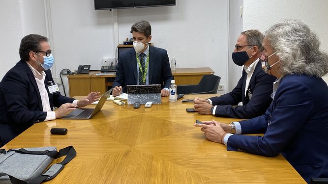 Un momento de la reunión con el director del aeropuerto de Sevilla