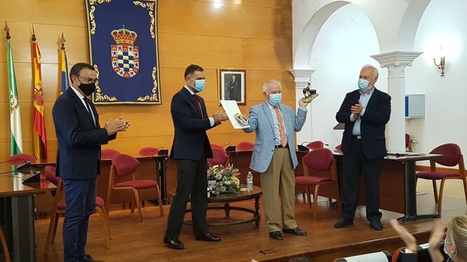 Antonio Sáenz muestra los obsequios en el homenaje recibido en el Ayuntamiento de Moguer.