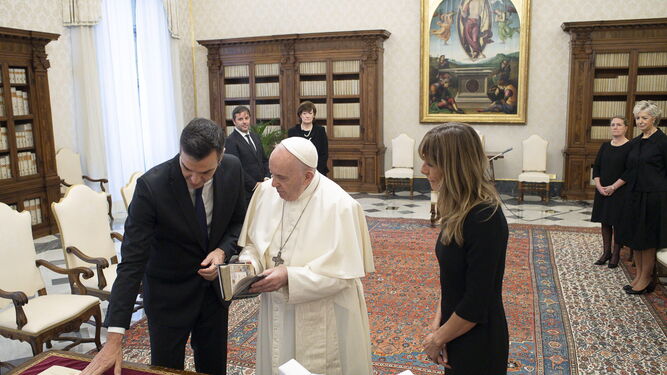 El presiente del Gobierno y su esposa durante la audiencia que les ha dispensado el Papa en el Vaticano este sábado.