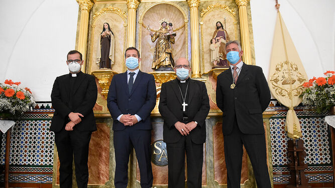 Autoridades con el obispo de Huelva, ante el nuevo retablo de San Antonio.