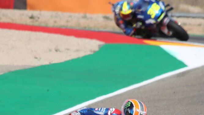 Álex Rins (Suzuki), segundo en el Gran Premio de Teruel, persigue a Franco Morbidelli (Yamaha), ganador de la carrera.