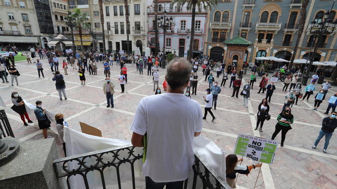 Diego Mora se dirige a los manifestantes, bien organizados, desde el templete de la plaza de Las Monjas, ayer.