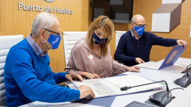 Firma del patrocinio entre Resurgir y el Puerto de Huelva.