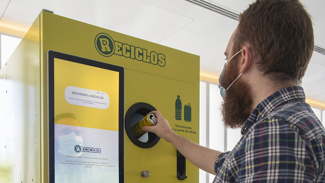 Llegan a España las máquinas de reciclaje que premian al buen ciudadano