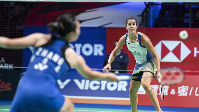Carolina Marín disputa con concentración un punto de un torneo reciente.
