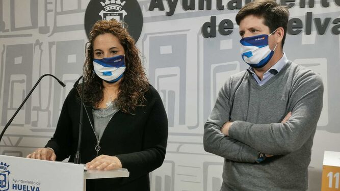 Los ediles de Ciudadanos, Noelia Álvarez y Guillermo García de Longoria, en rueda de prensa.