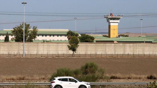 La prisión provincial de Huelva, desde la autovía.