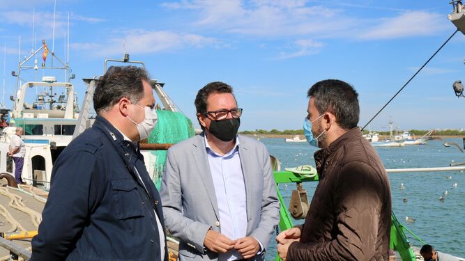 González reclama al Gobierno de Sánchez que “defienda los intereses” de los mariscadores onubenses en Europa