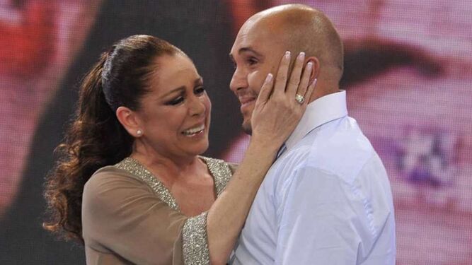 Isabel Pantoja muestra su cariño a su hijo, Kiko Rivera, en un programa de Telecinco.