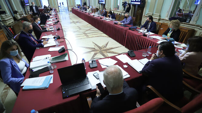 Imagen general de la sesión plenaria celebrada ayer en el Ayuntamiento de Huelva.