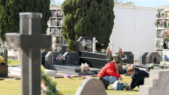 Im&aacute;genes de los preparativos en el cementerio de Huelva con motivo de la festividad de Todos los Santos