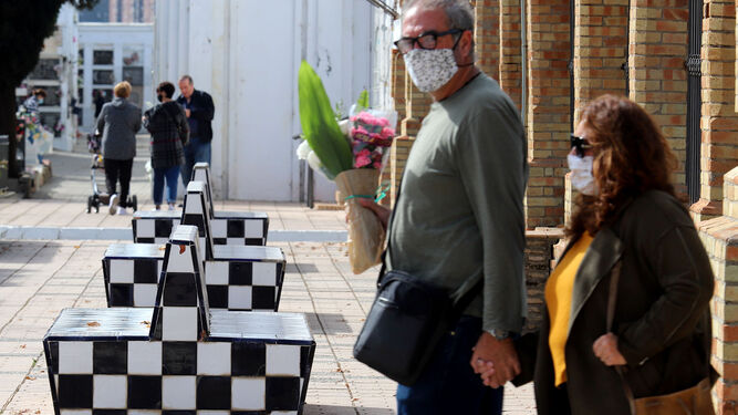 Im&aacute;genes de los preparativos en el cementerio de Huelva con motivo de la festividad de Todos los Santos