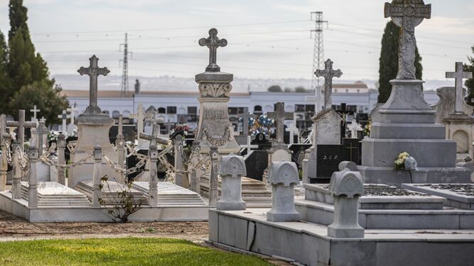 El cementerio de la Soledad acoge en estos días su mayor afluencia de visitantes.
